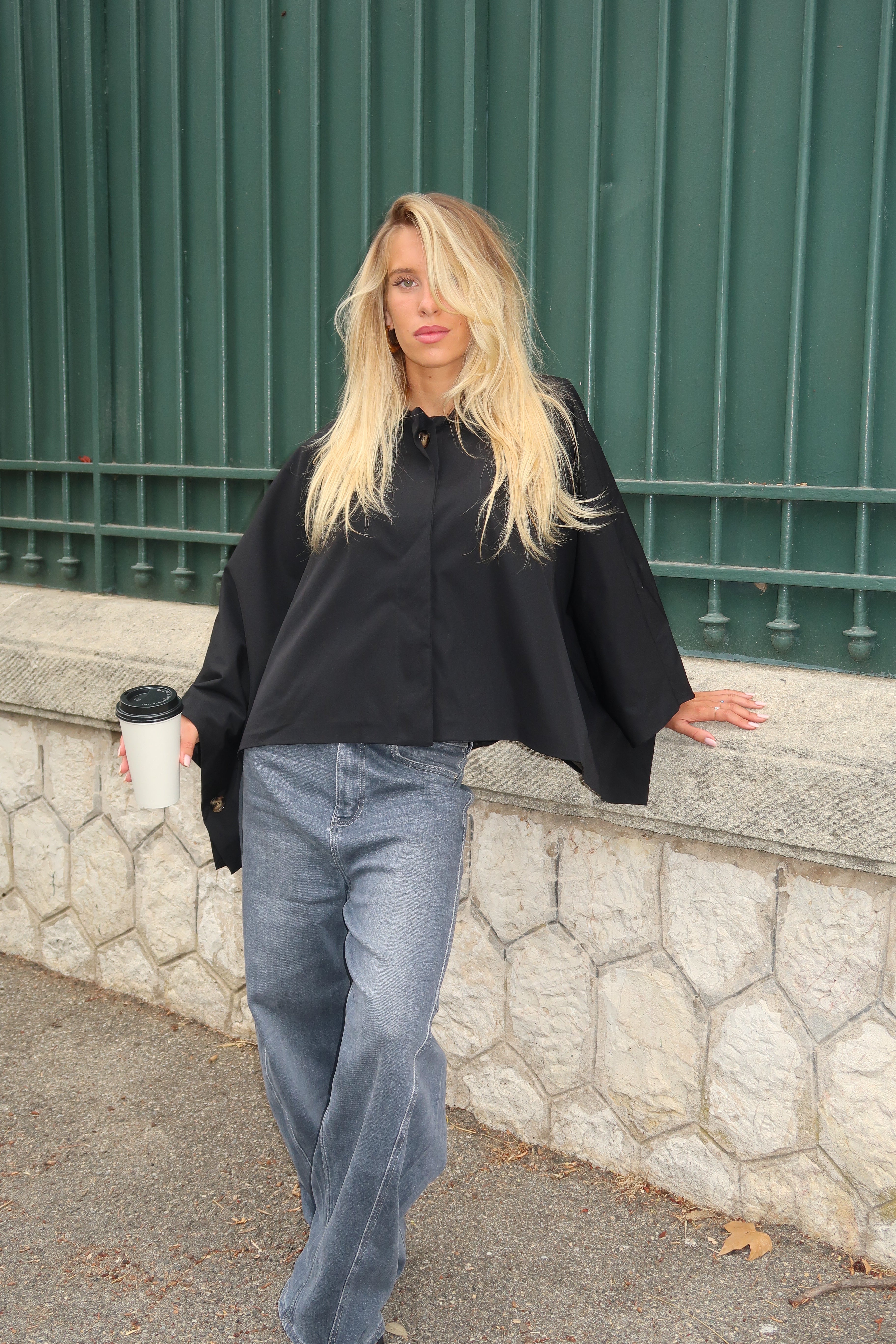 Svart cape Fanny