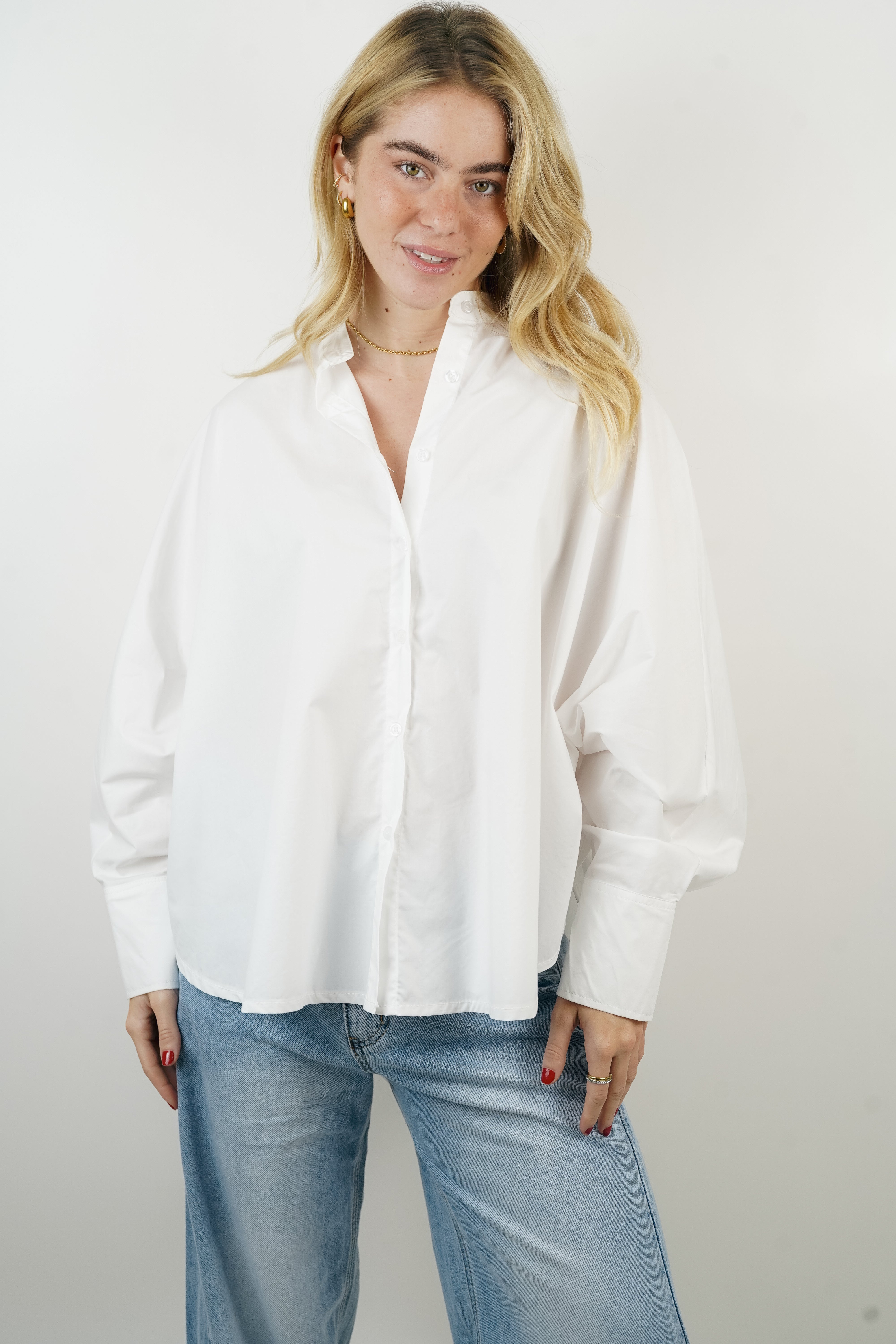 Camisa de algodão branca com mangas morcego