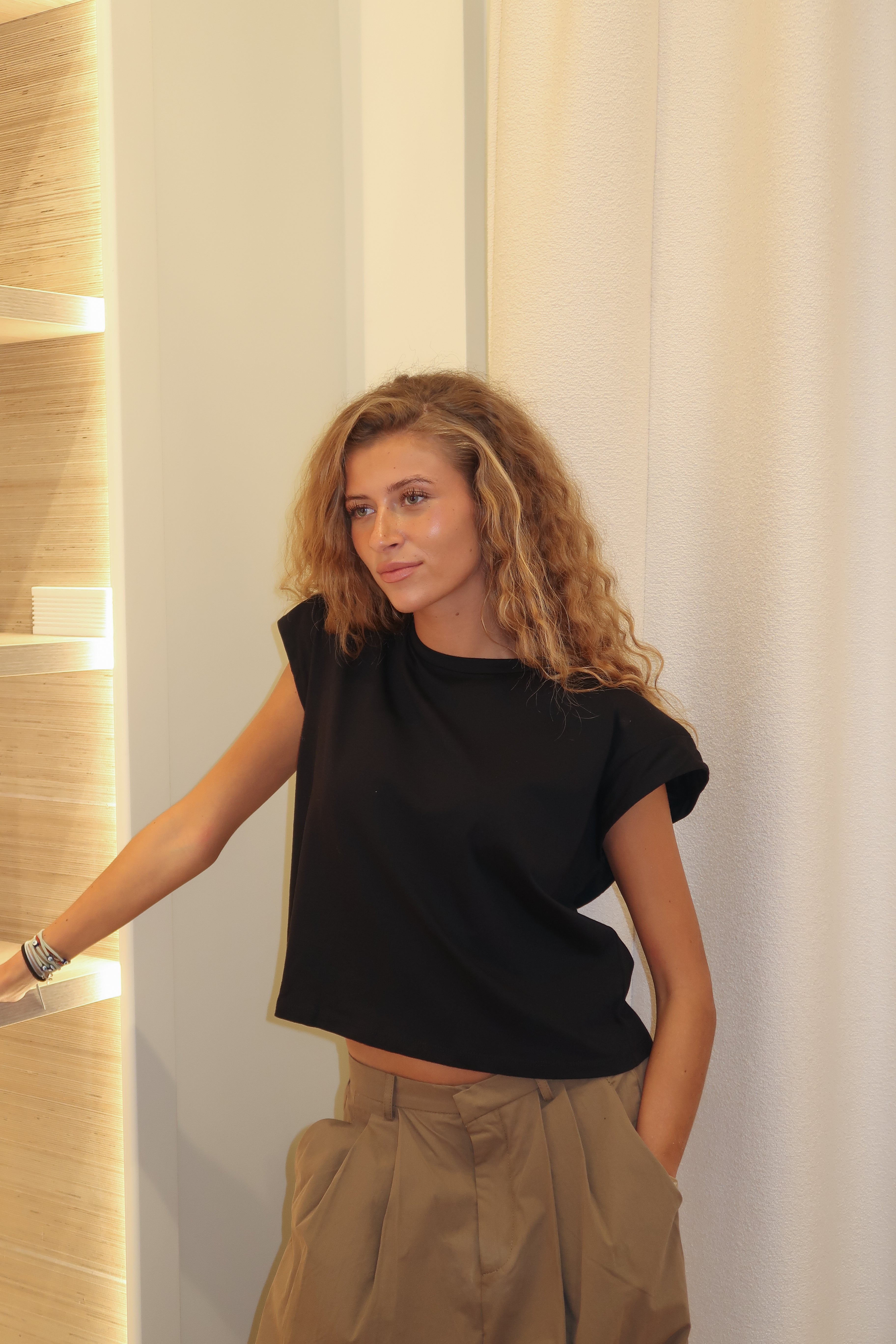 Amélie black tank top with shoulder pads