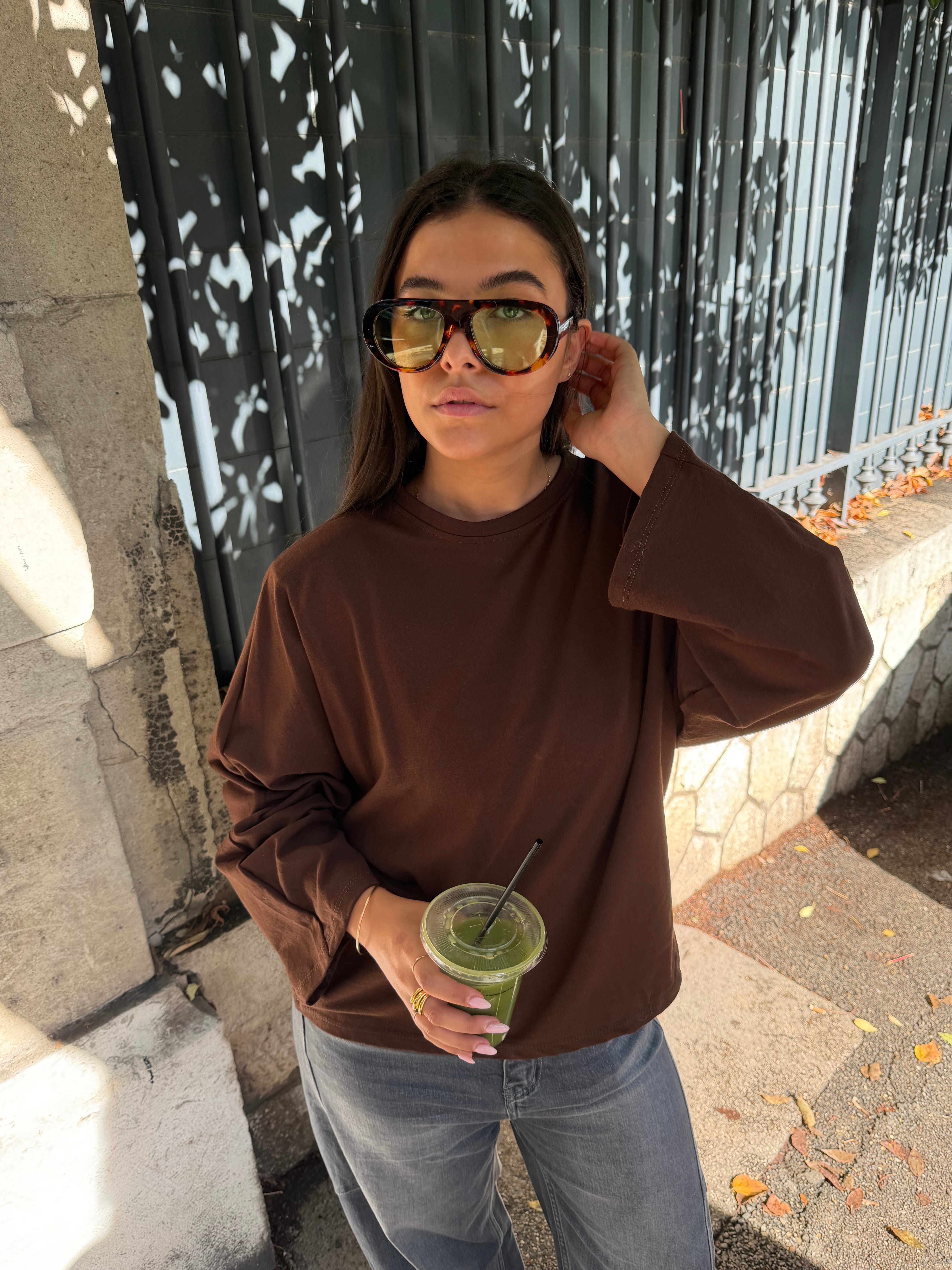 Theodora braunes T-Shirt mit Schulterpolstern