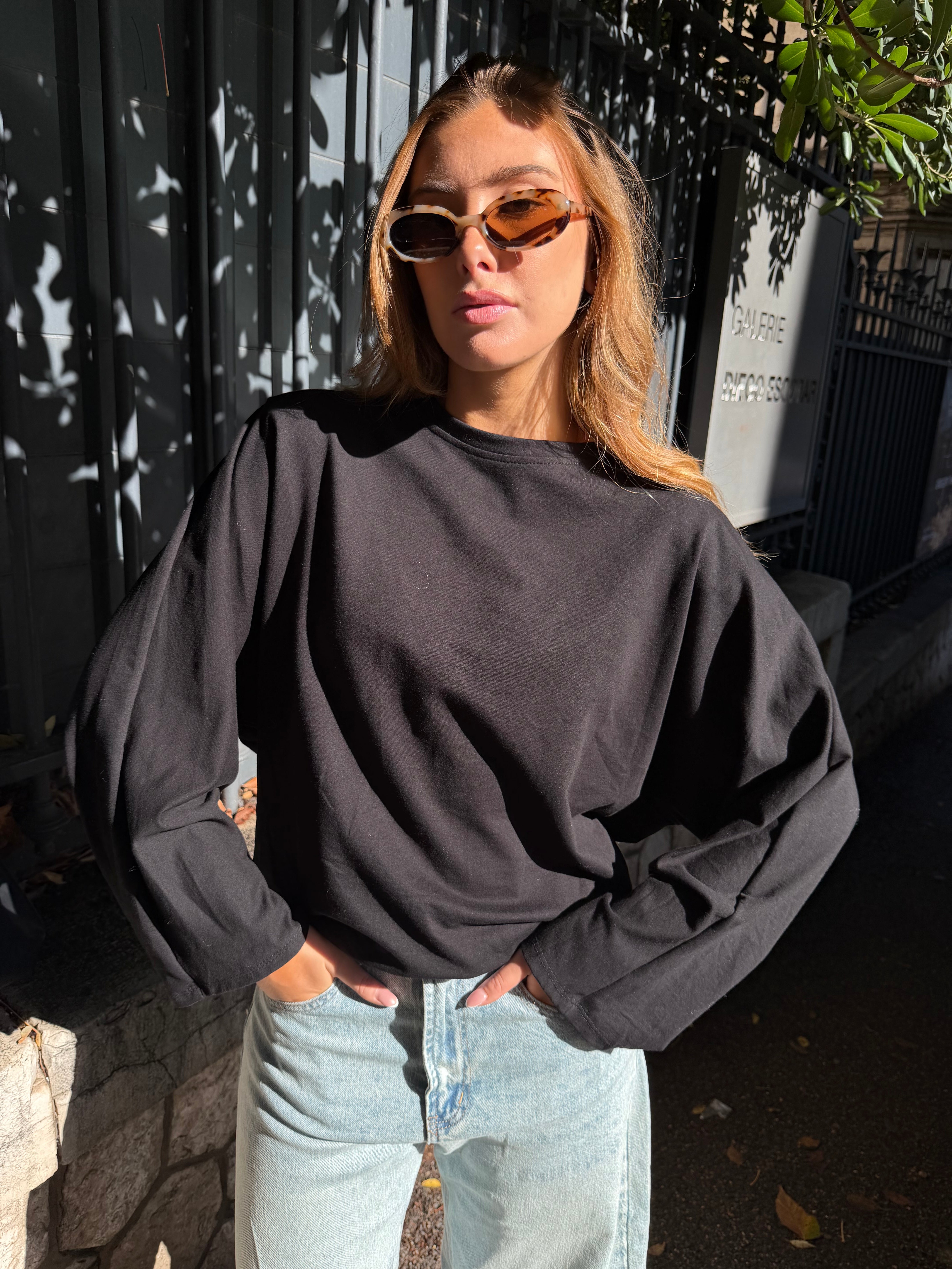 Tee-shirt Theodora noir avec épaulettes