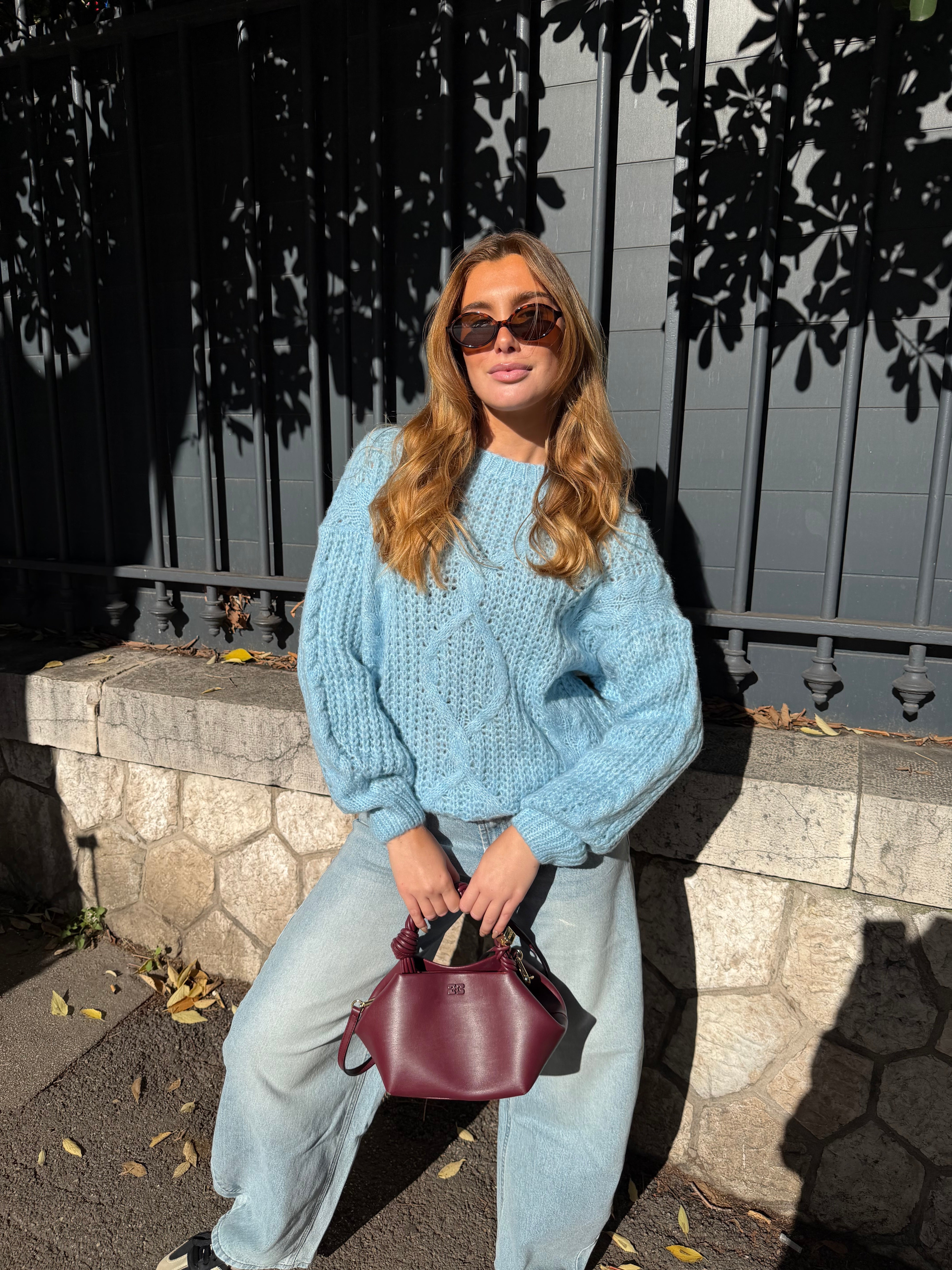 Monicas hellblauer Pullover
