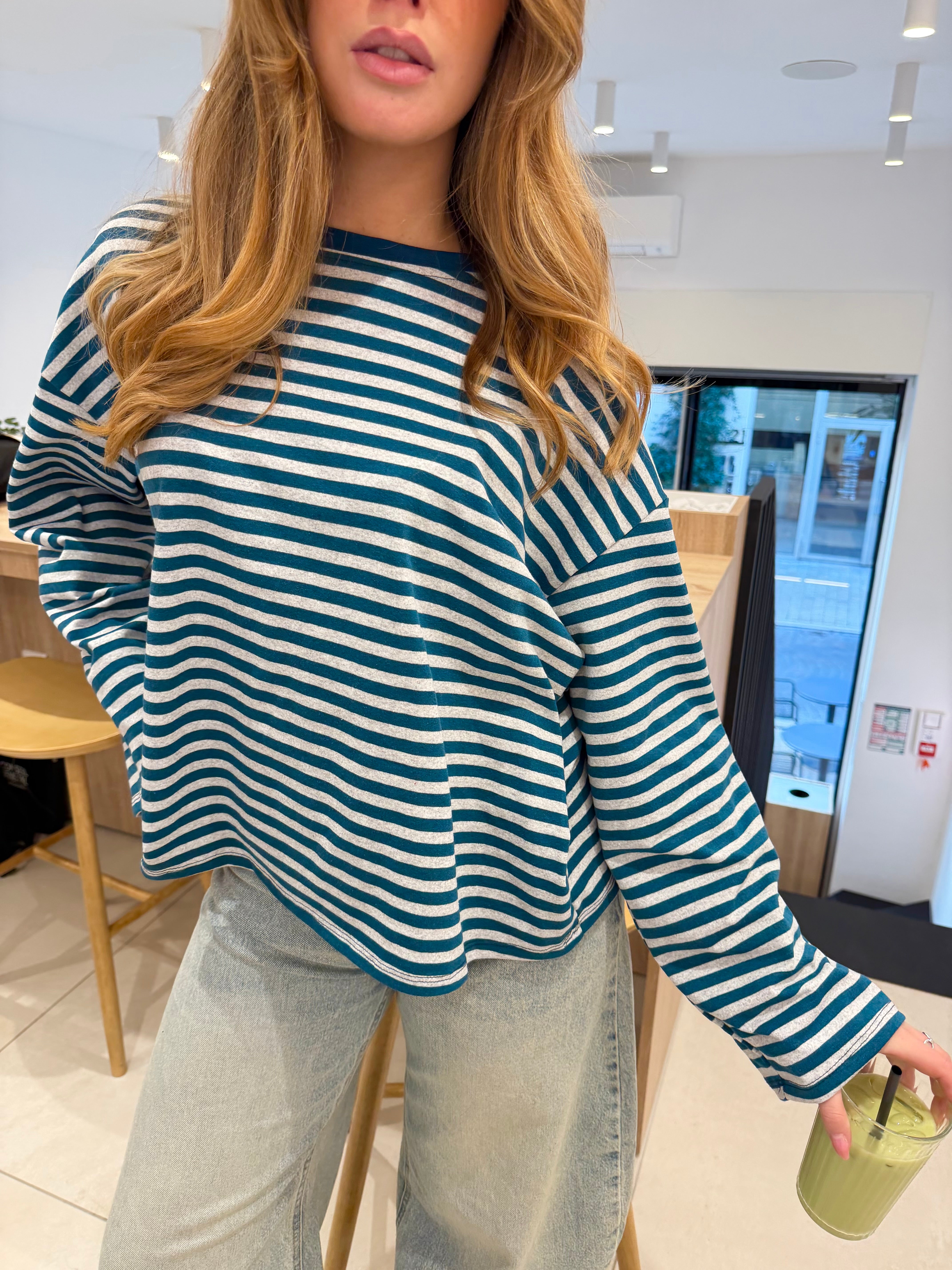 Ozeangraues und türkisfarbenes T-Shirt