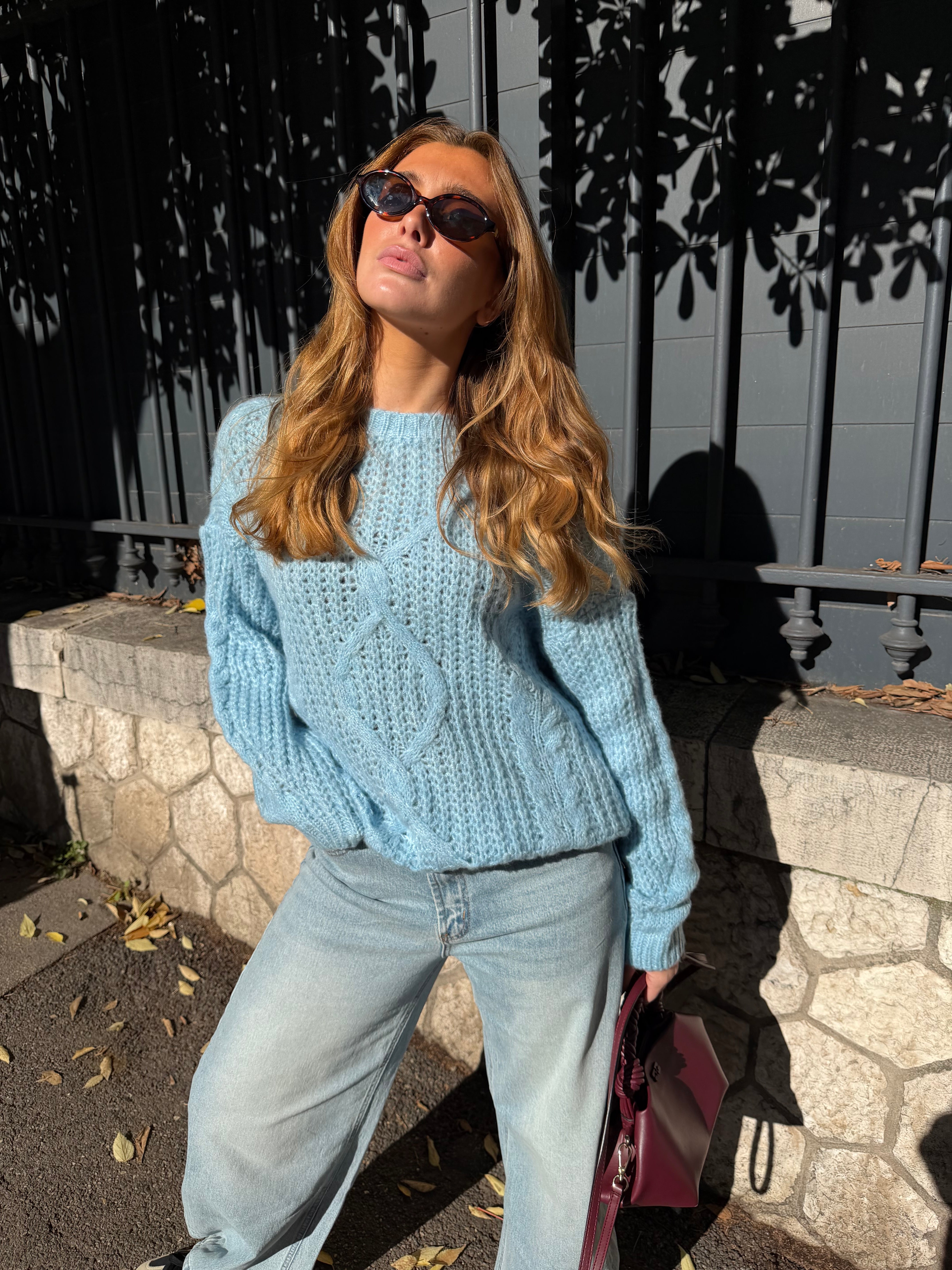 Monicas hellblauer Pullover