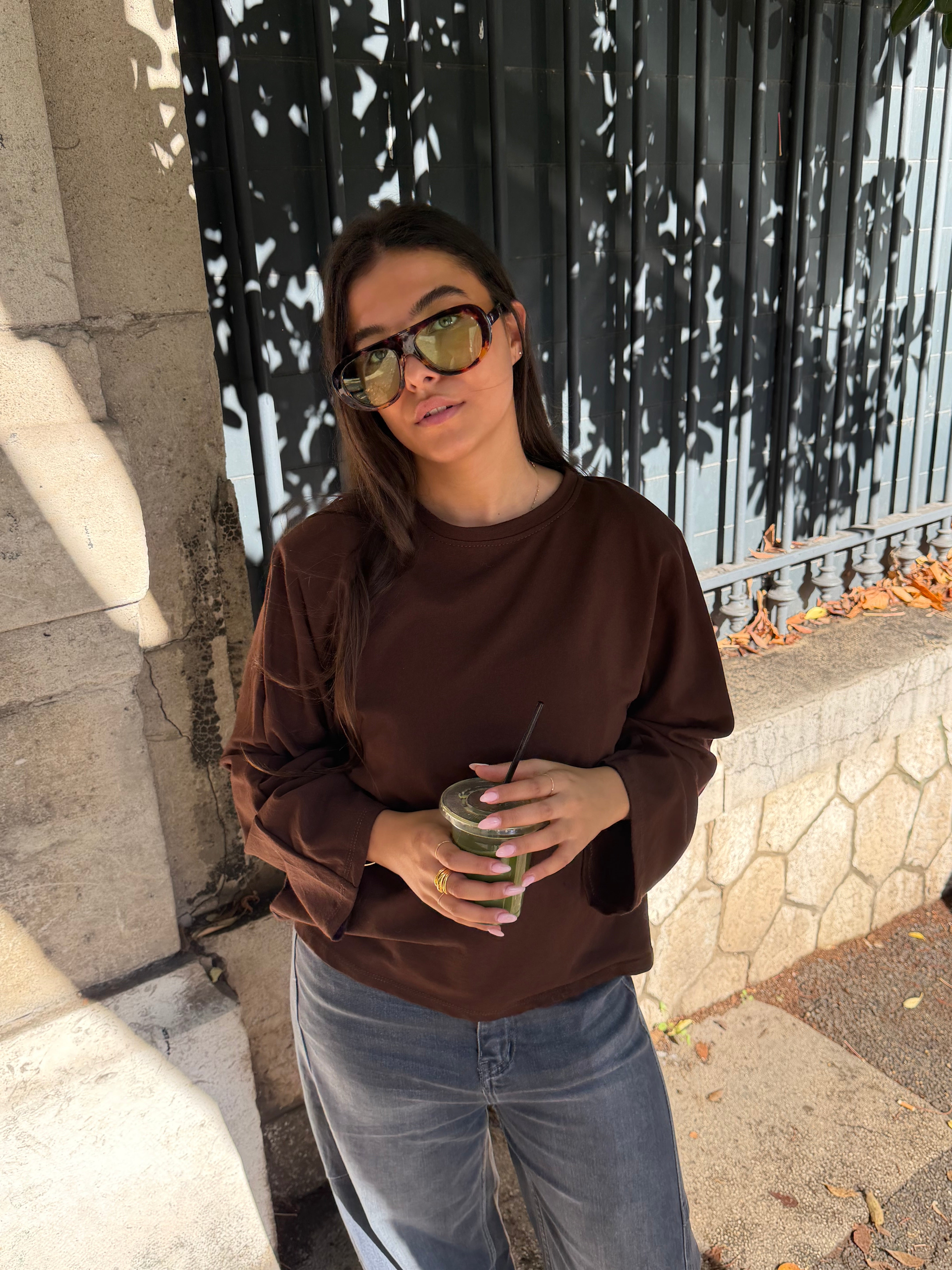 Theodora braunes T-Shirt mit Schulterpolstern