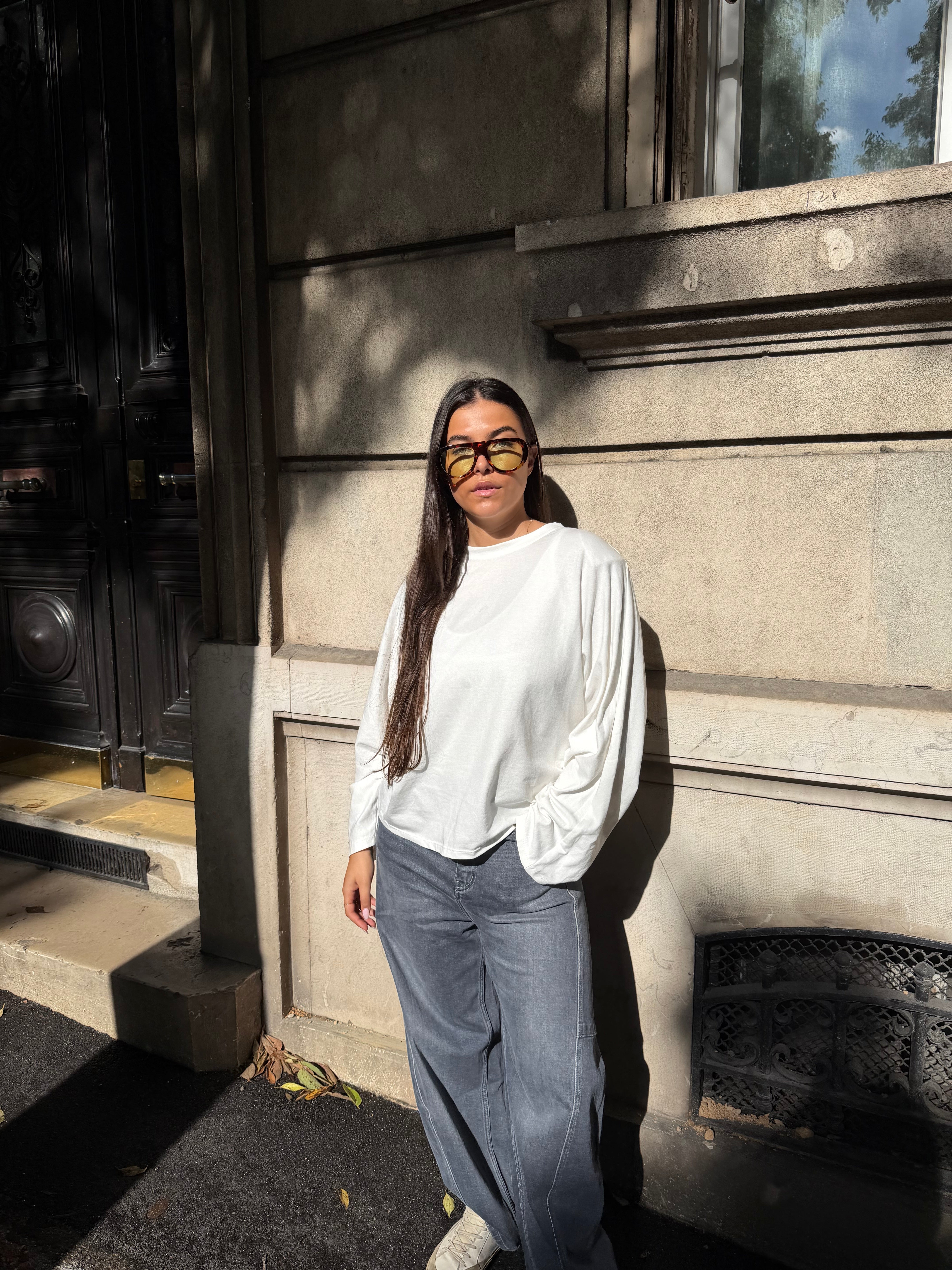 Theodora weißes T-Shirt mit Schulterpolstern