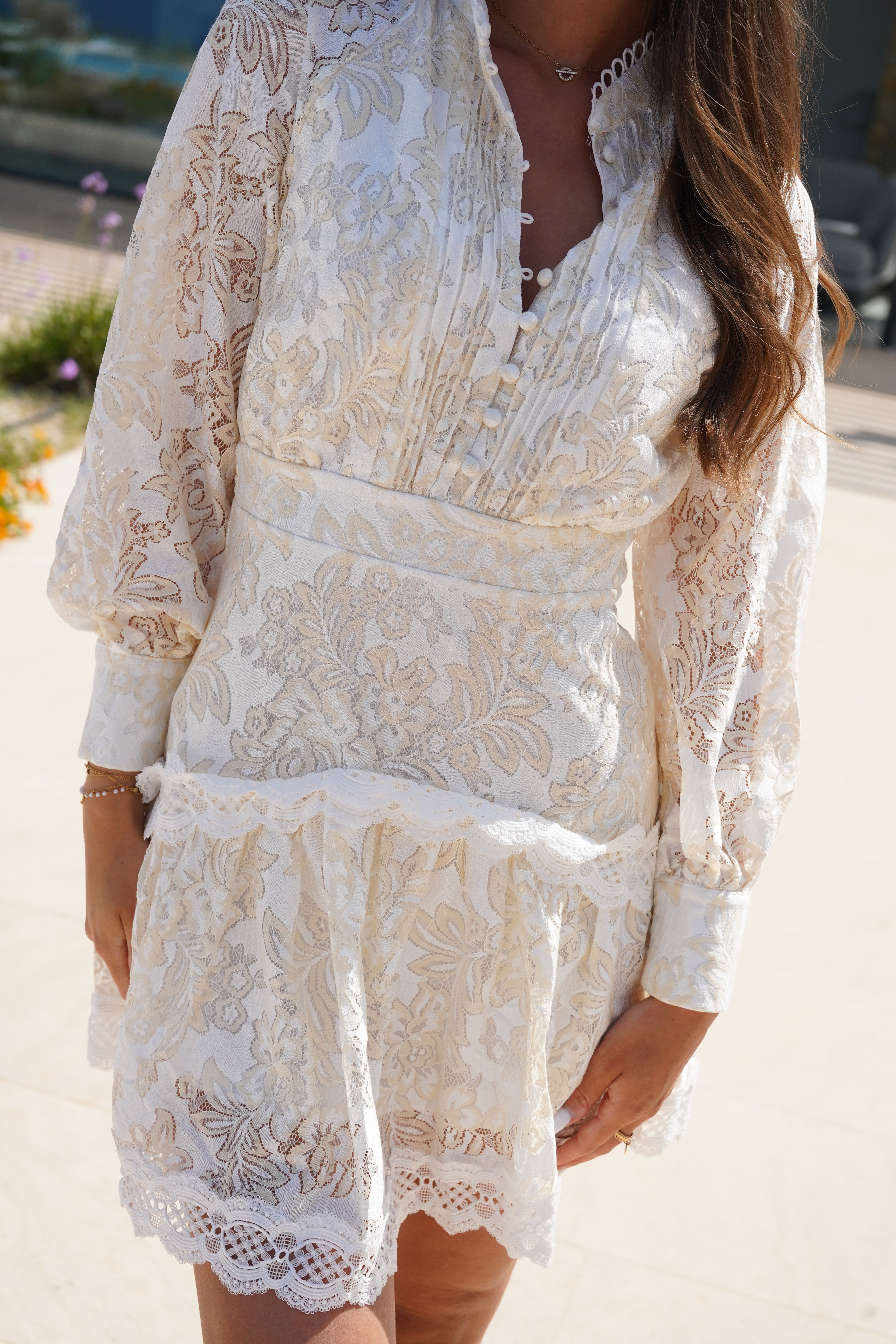 Robe beige en dentelles - Main Image