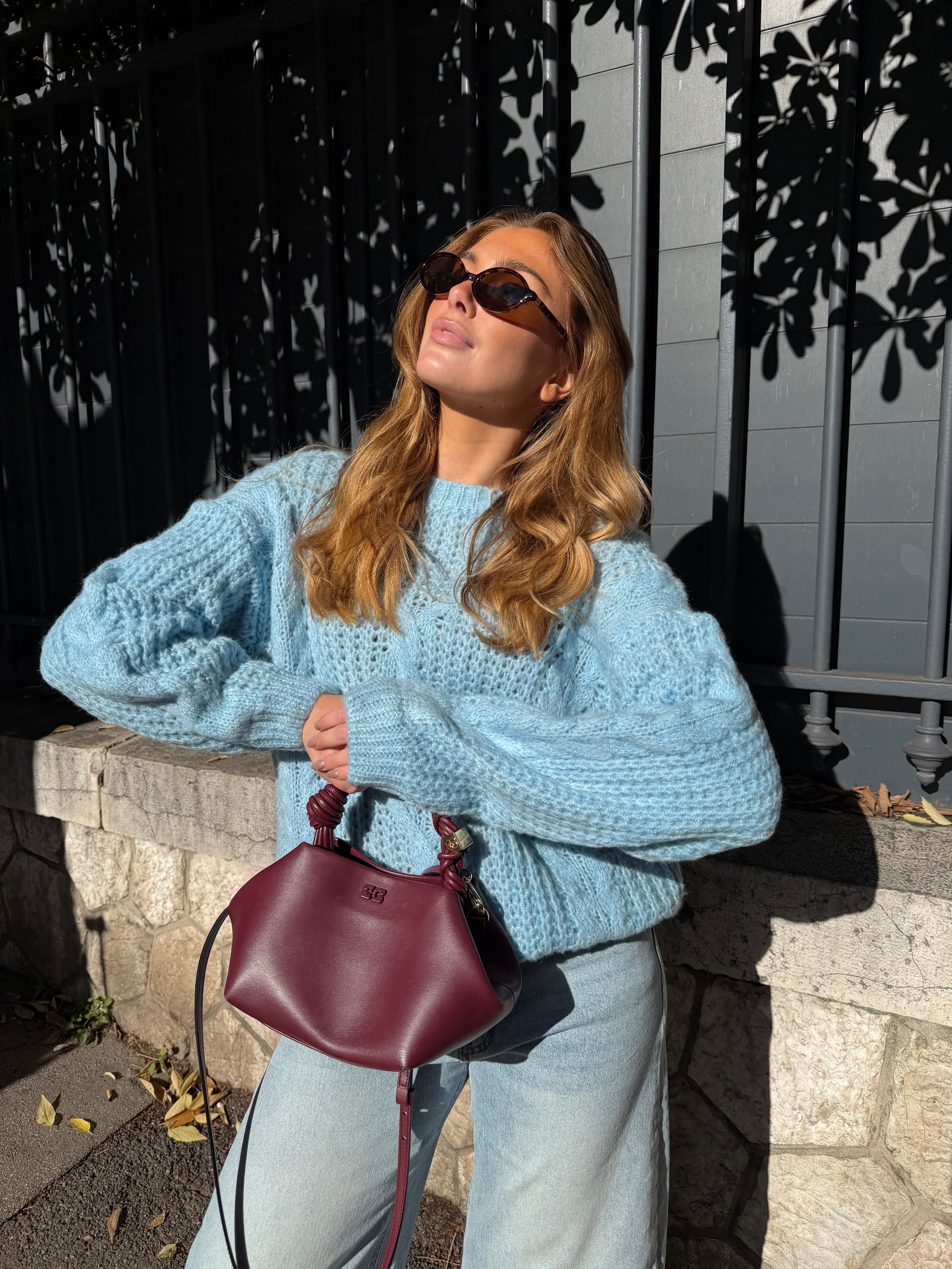 Monicas hellblauer Pullover