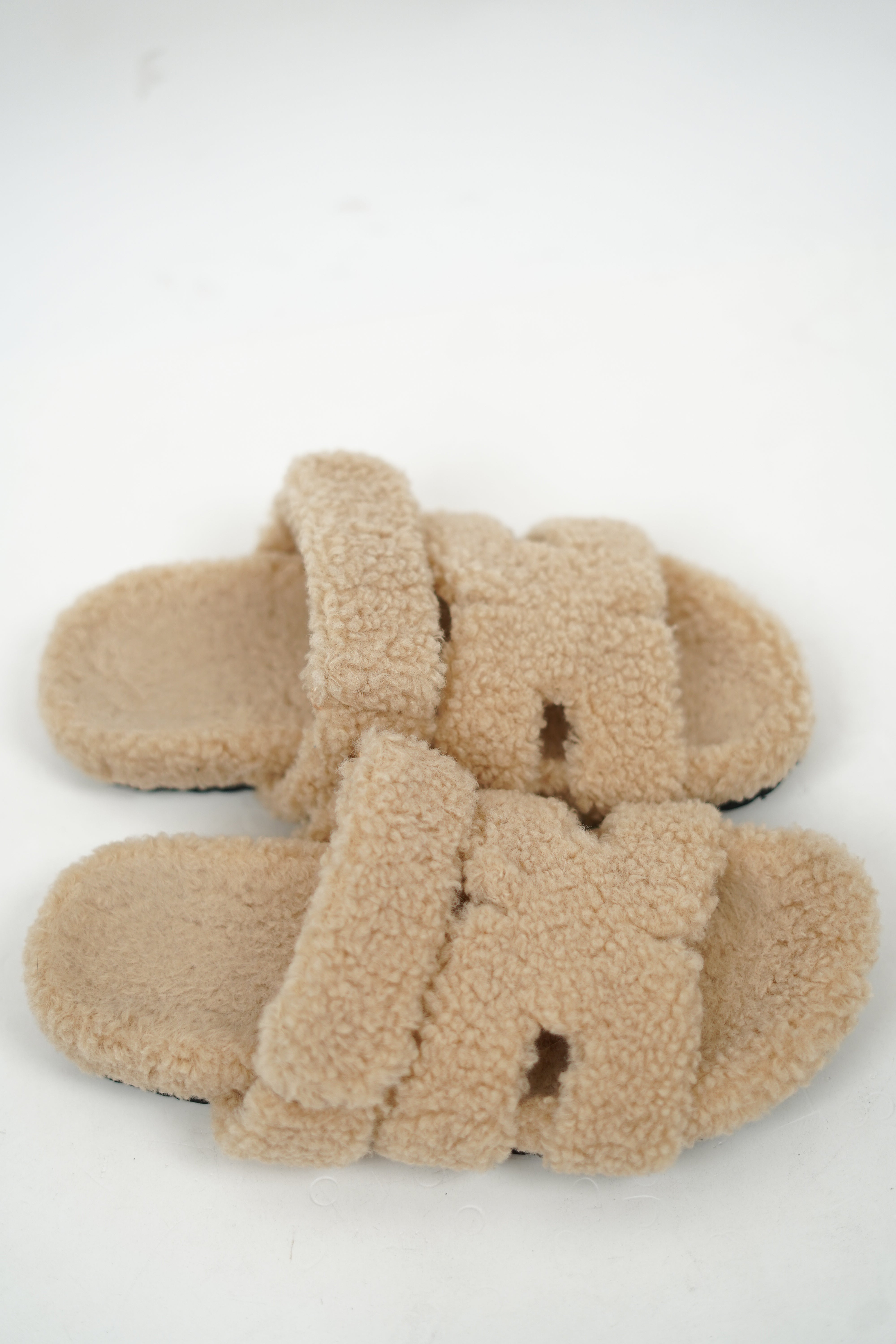 Beige furry sandals 