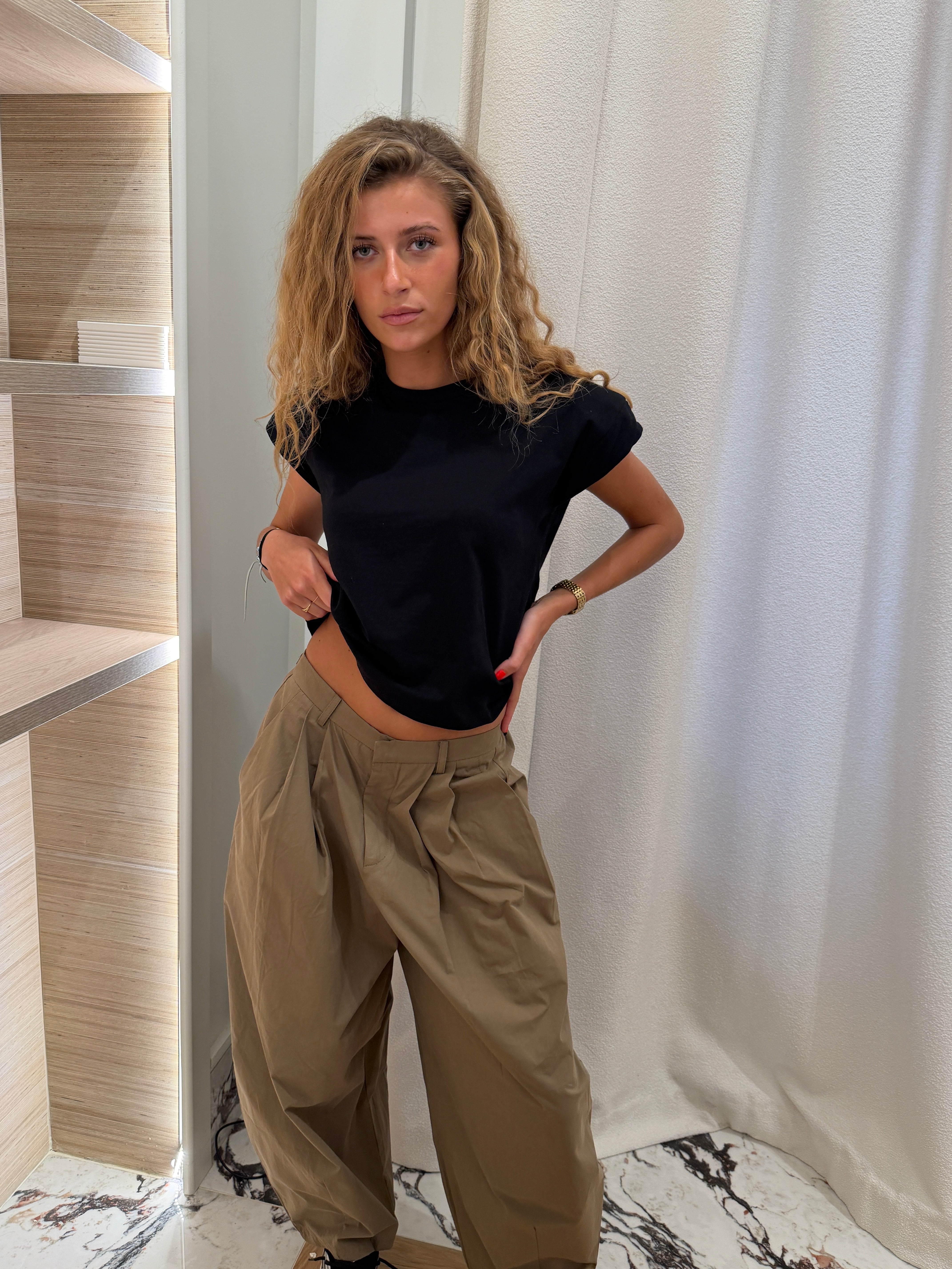 Amélie black tank top with shoulder pads