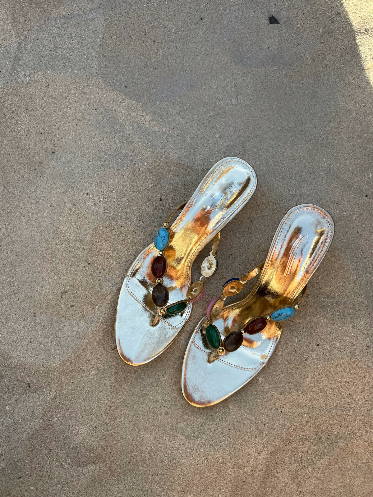 Talons avec détails en pierres effet marbré multicolore