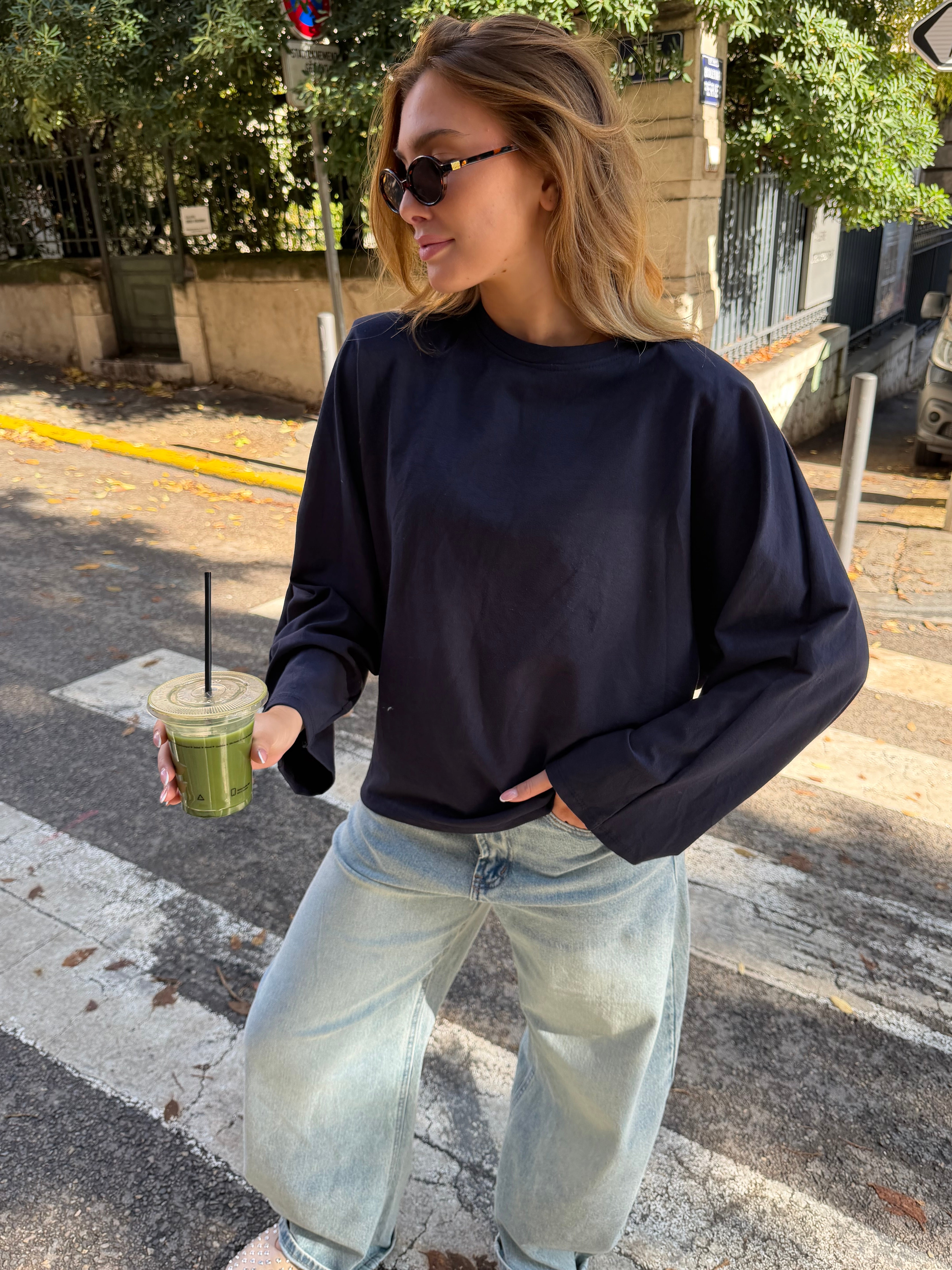 Theodora navy blue t-shirt with shoulder pads