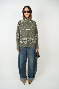 Pullover und Strickjacken