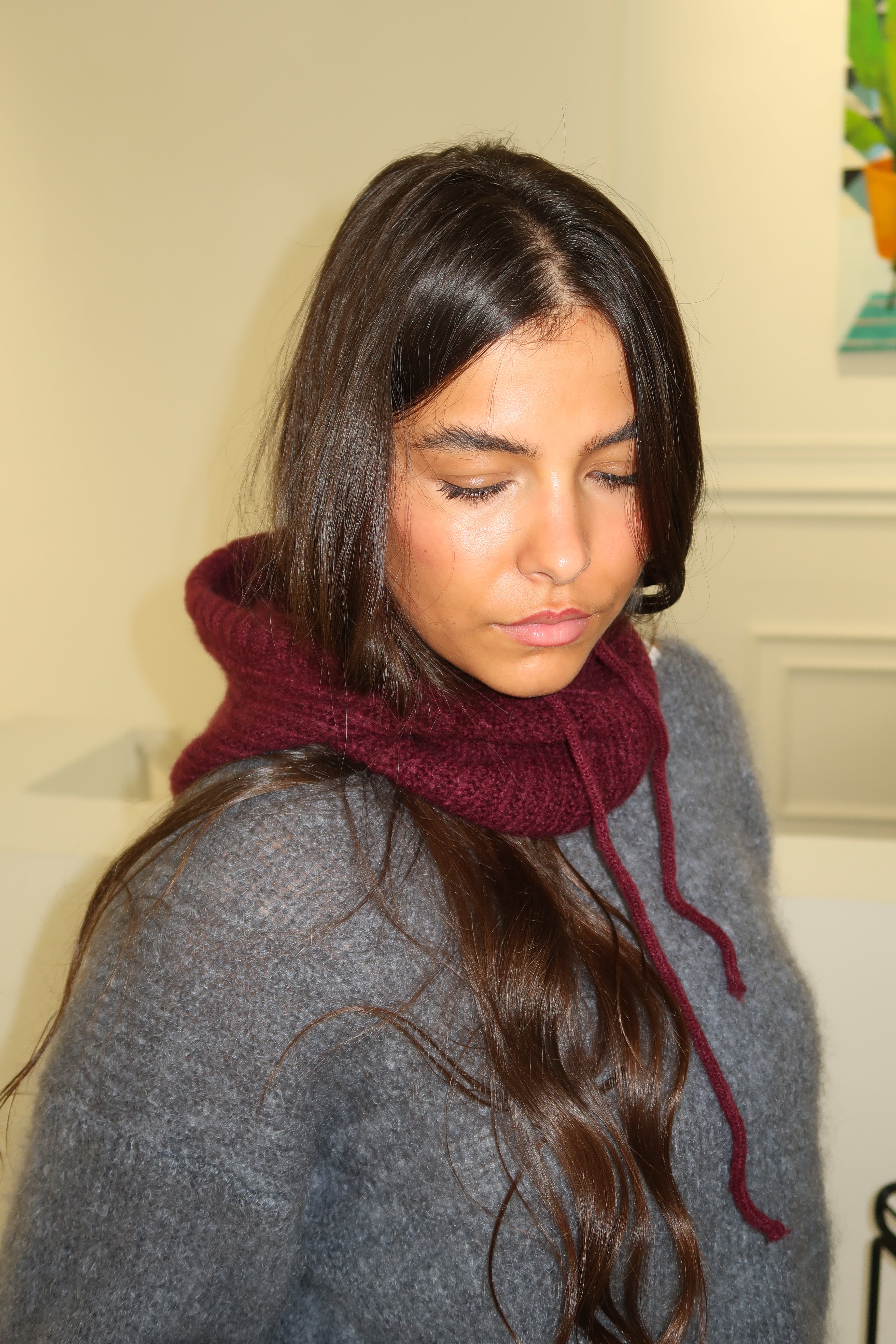 Burgunderrote Sturmhaube Diana