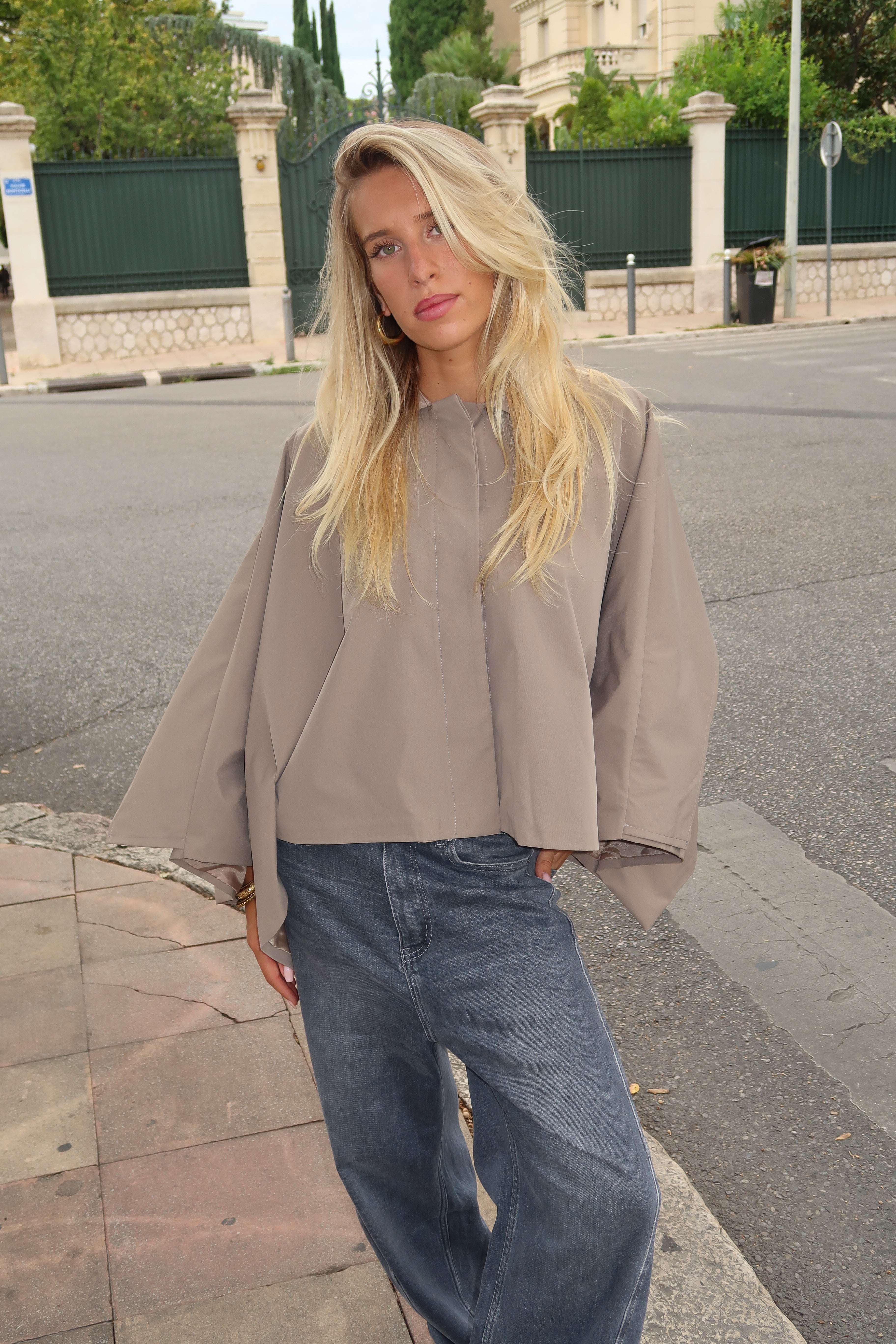 Fanny taupe cape