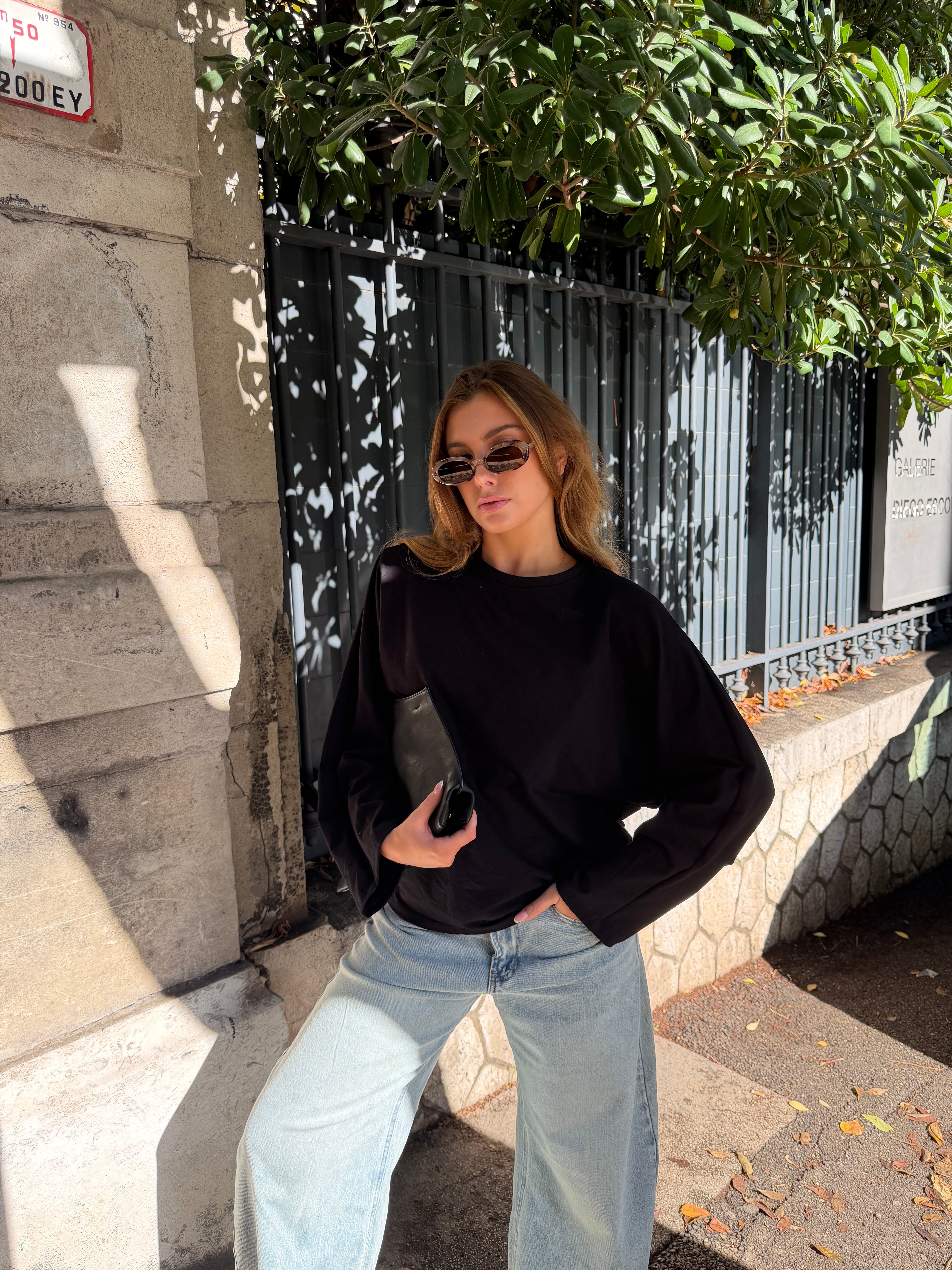 Theodora black T-shirt with shoulder pads