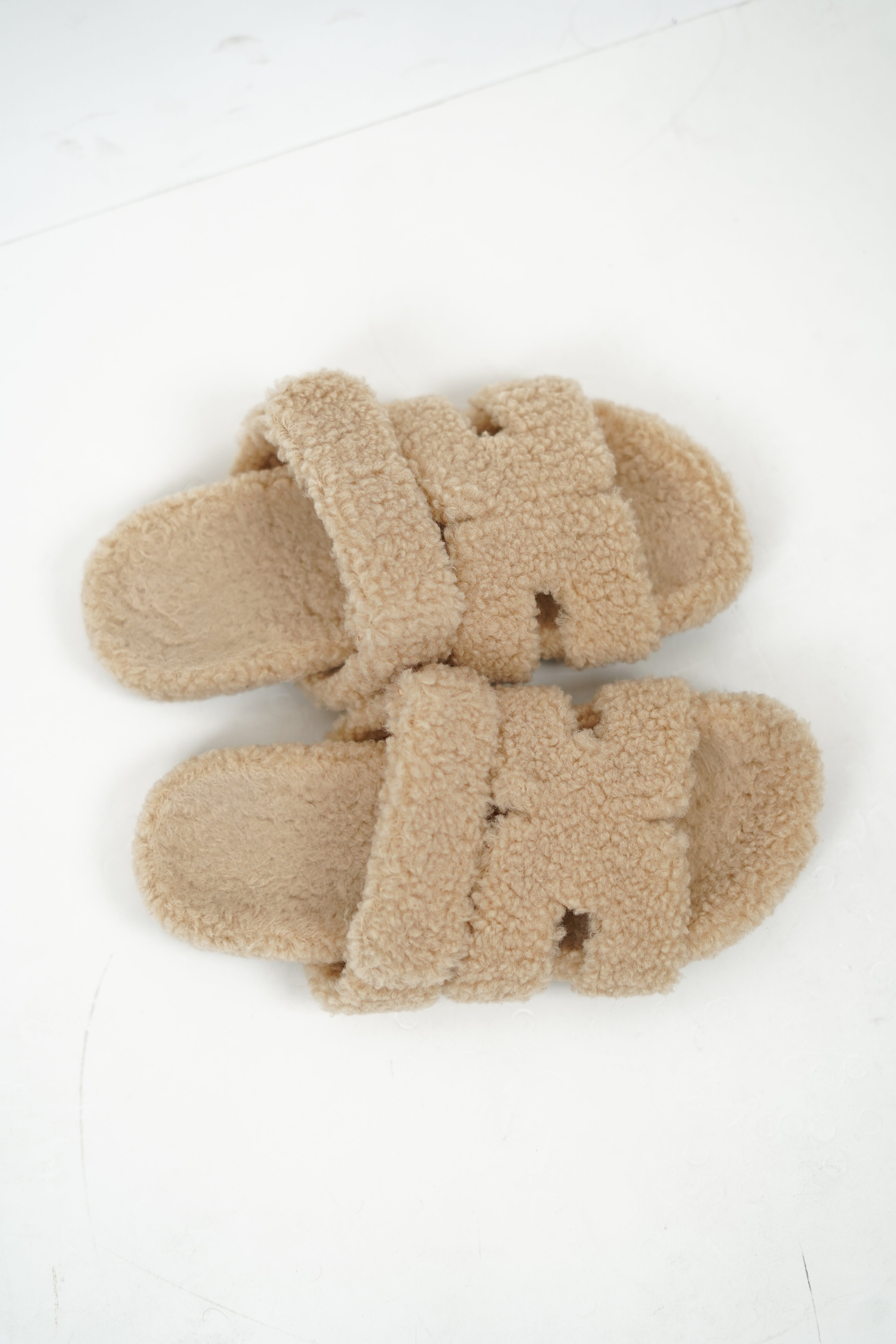 Beige furry sandals 