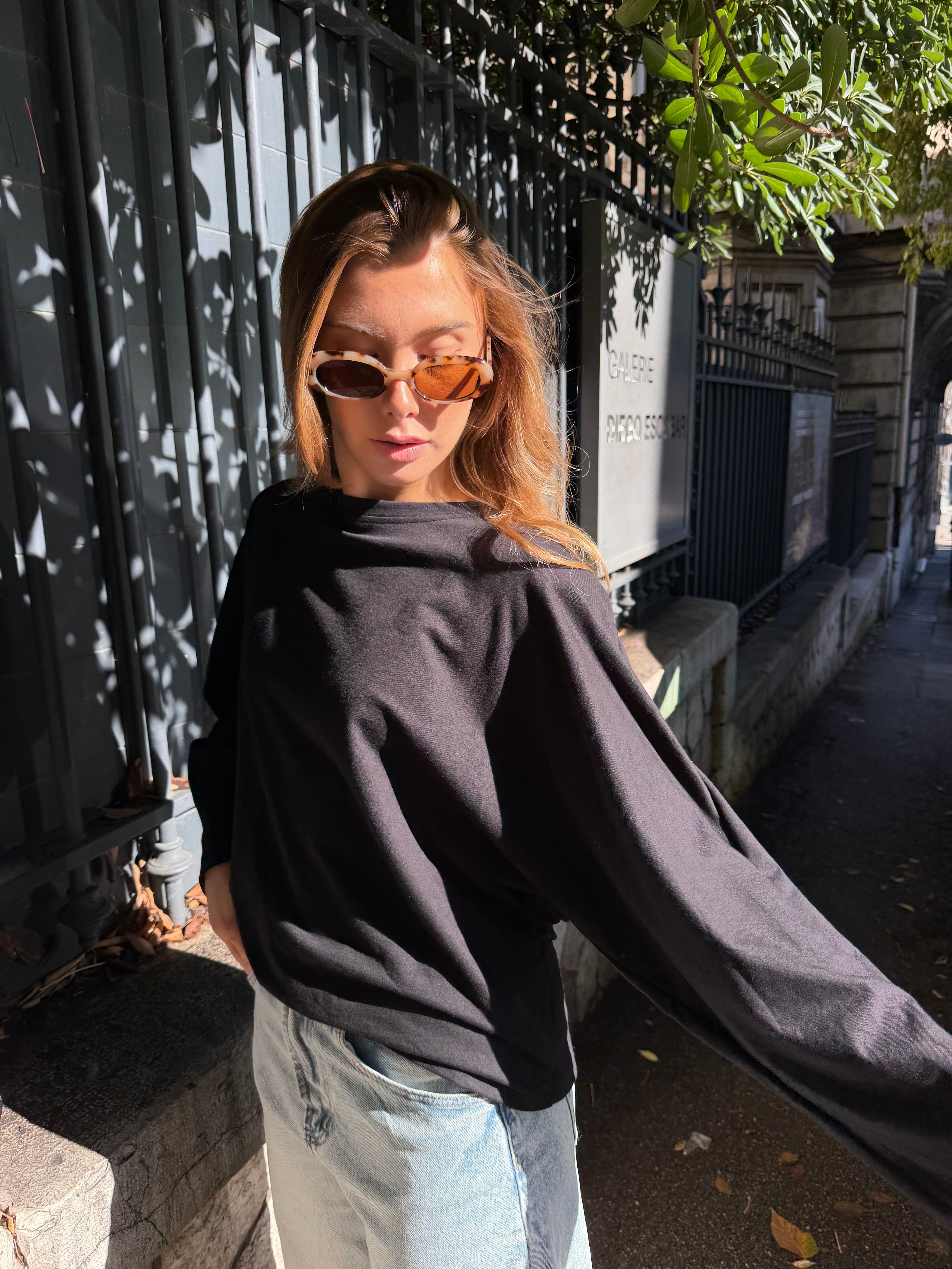 Tee-shirt Theodora noir avec épaulettes