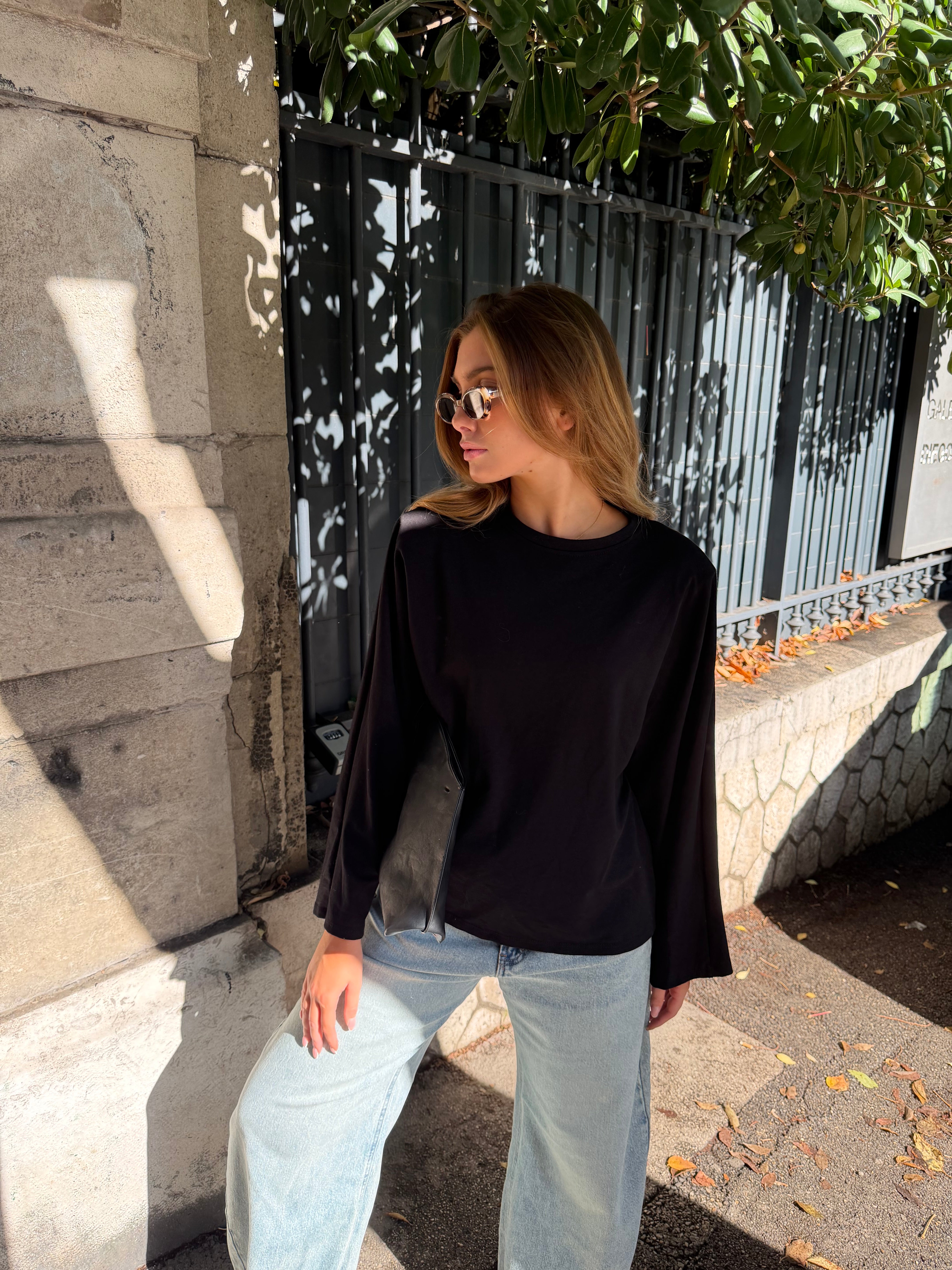 Tee-shirt Theodora noir avec épaulettes