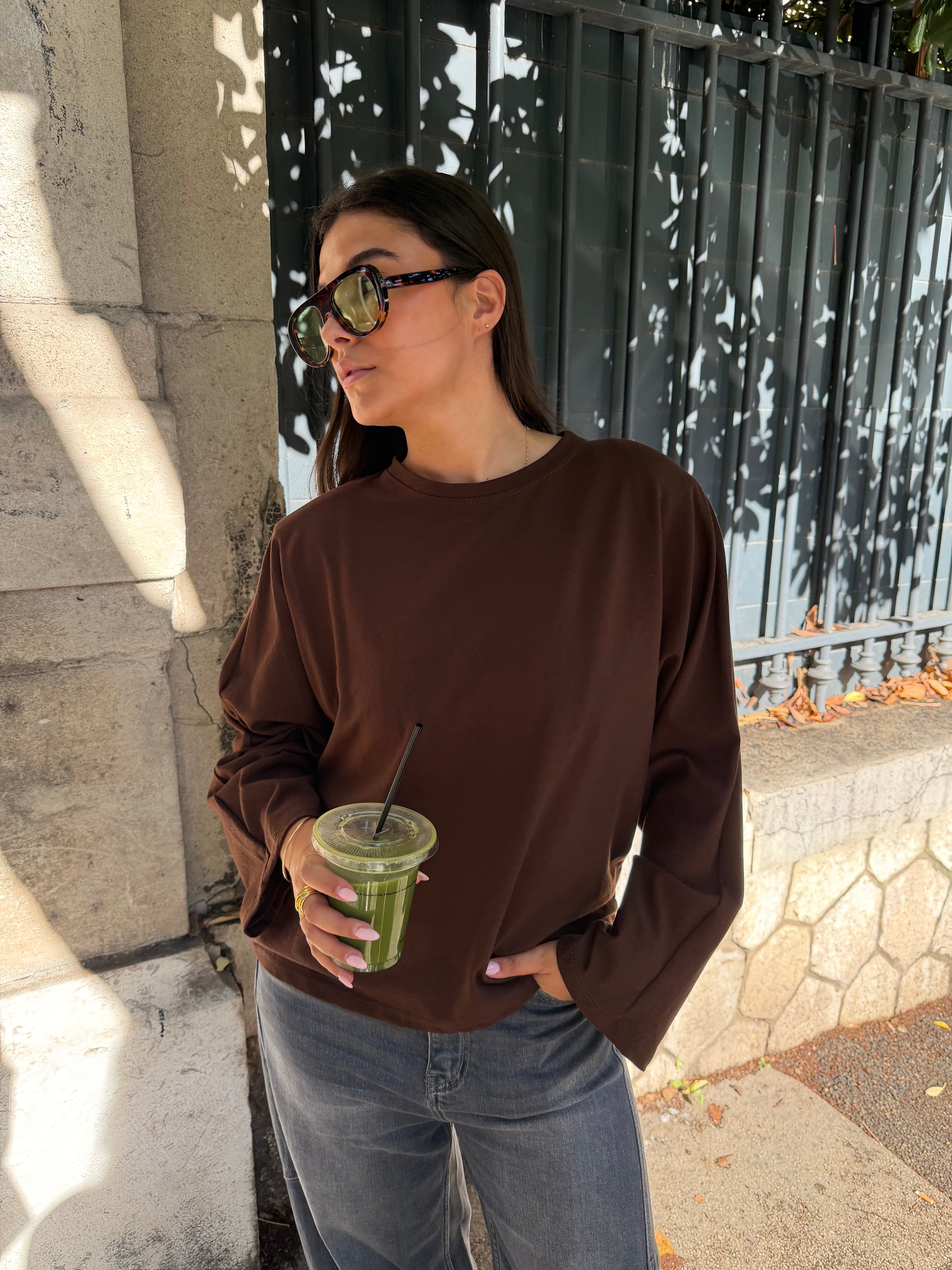 Theodora brown t-shirt with shoulder pads