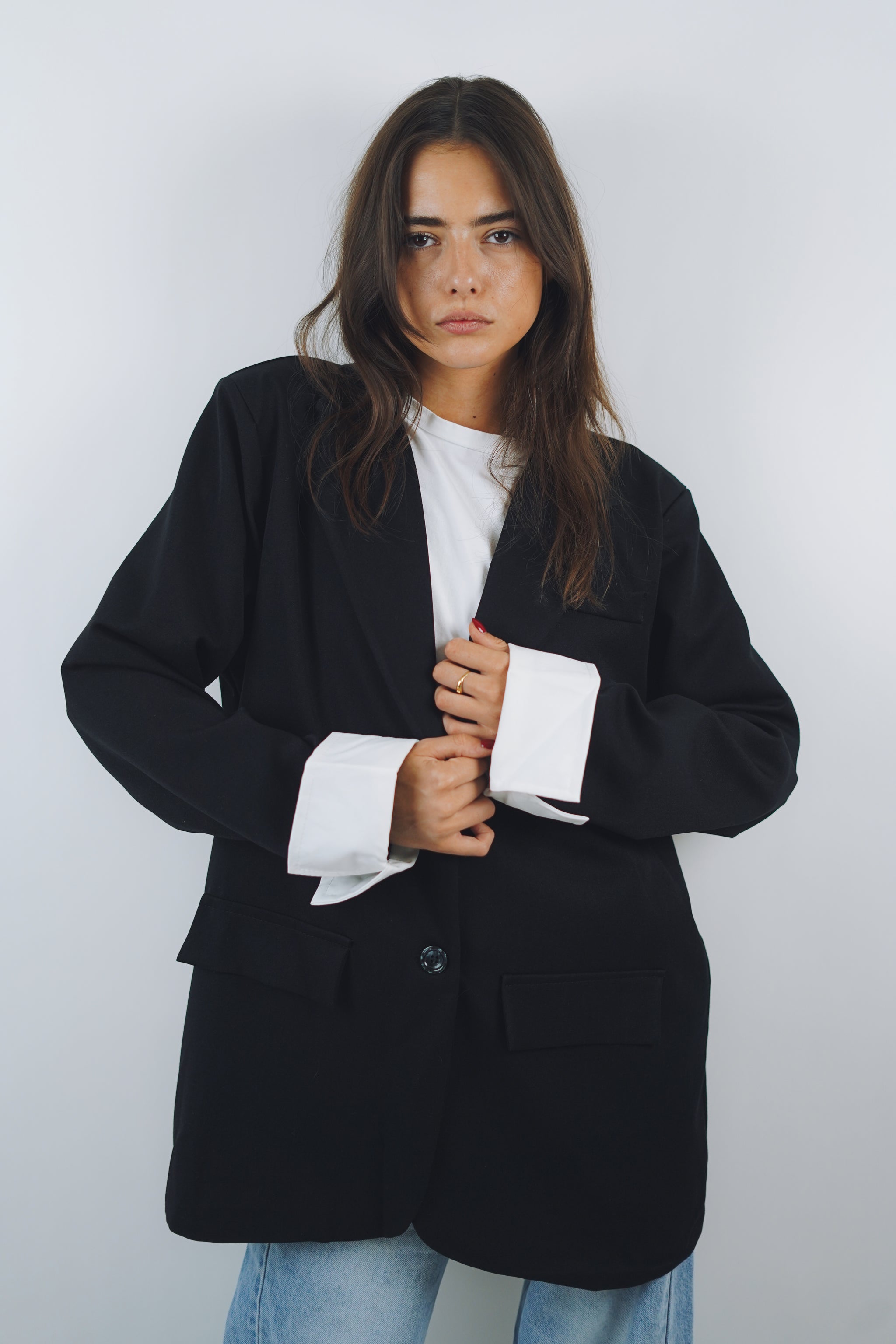 Blazer noir oversize avec détails blancs sur les manches