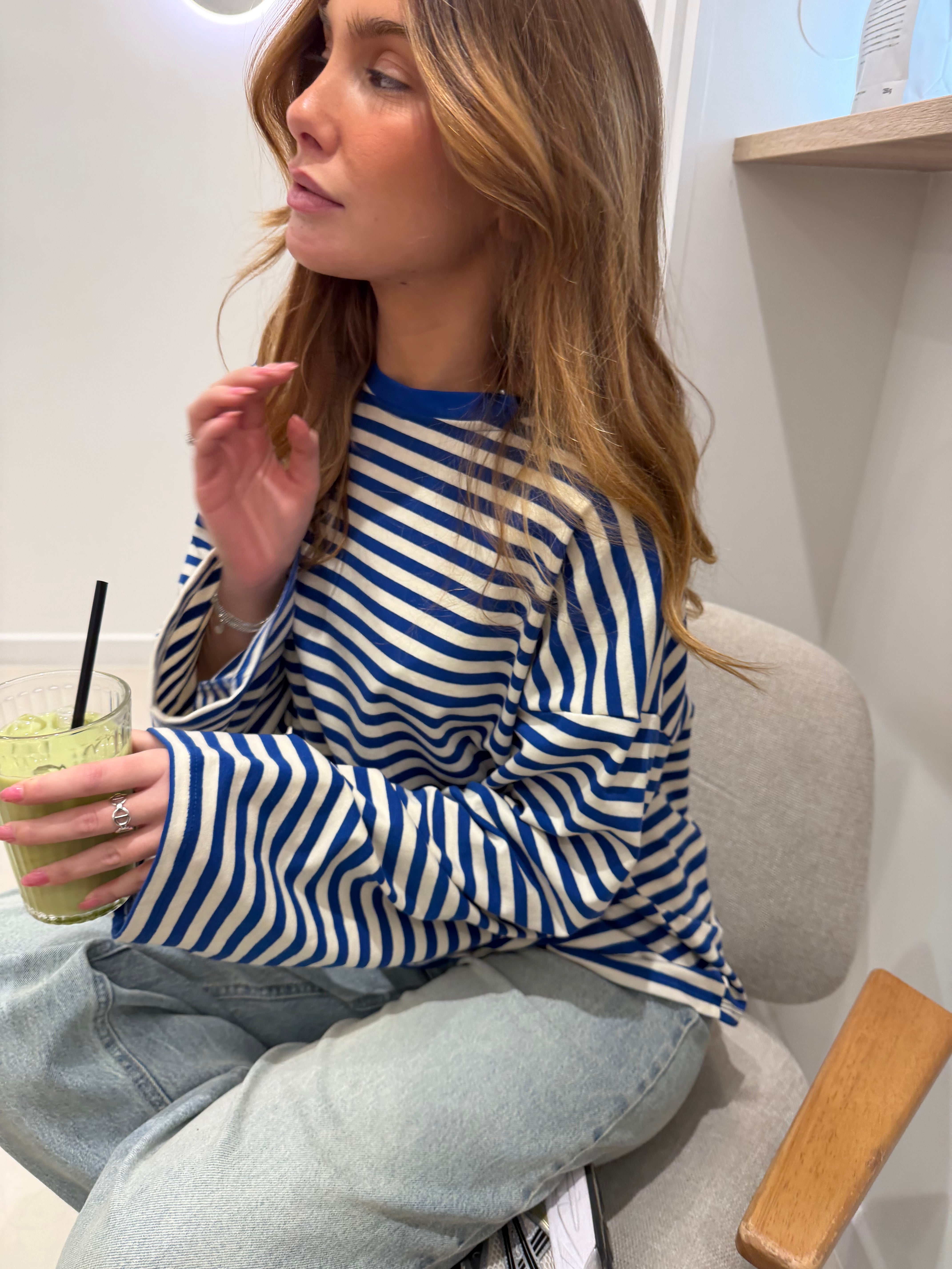 Ozeancremefarbenes und königsblaues T-Shirt